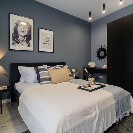 Chic Black & White 2Br Retreat On Dambovitei Βουκουρέστι Εξωτερικό φωτογραφία