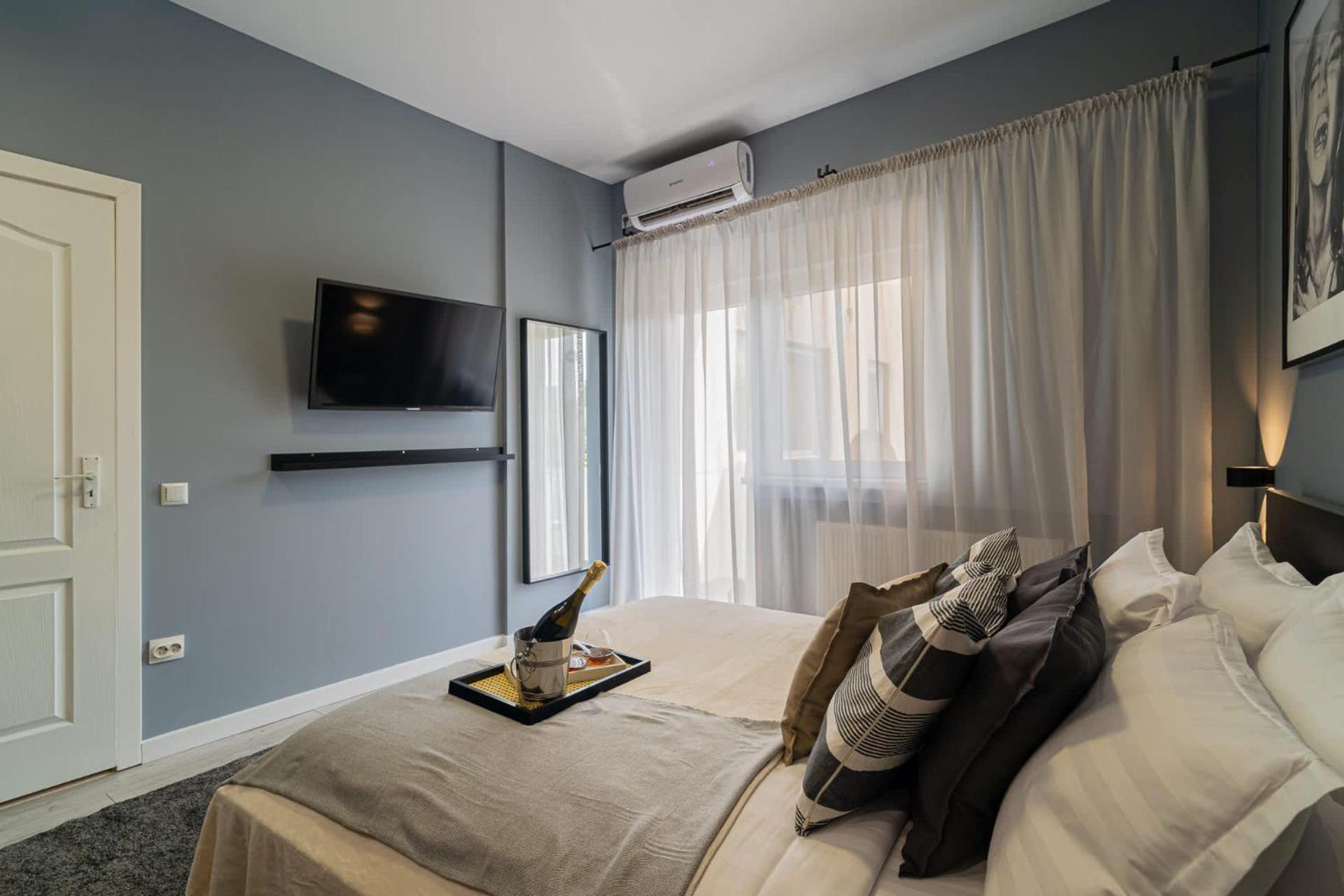 Chic Black & White 2Br Retreat On Dambovitei Βουκουρέστι Εξωτερικό φωτογραφία